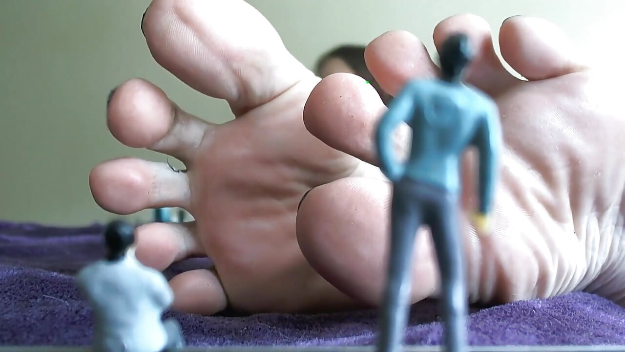 Une géante toute menue ignore ses pieds en POV