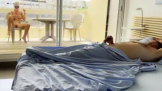 Nackte ehefrau beobachtete bereits nudisten auf der straße, als ehemann morgens wachte