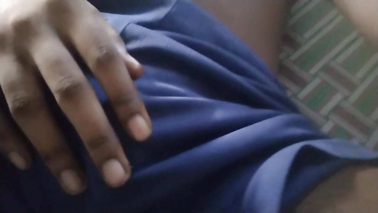 Suami amatir asli lagi asik masturbasi sendirian sambil membelai (video rekaman seks)