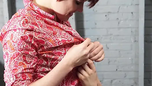 Dyke si rambut merah menjilati dan meraba memek