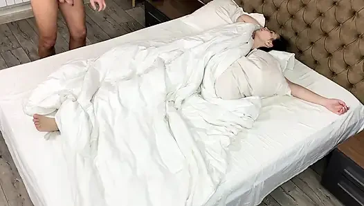 Weck stiefschwester auf und fick ihre nasse muschi