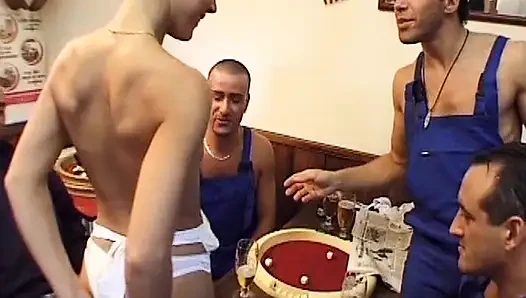 Minyon Fransız garson grup seks şovunda sikiliyor