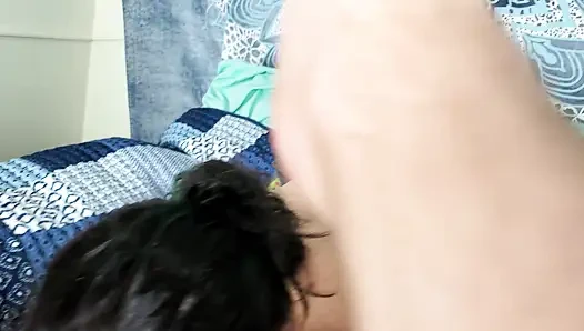 Миниатюрная милашка сосет член и поедает задницу