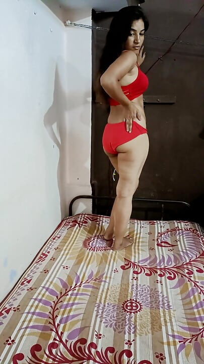 ヌードカムを示すガールフレンド