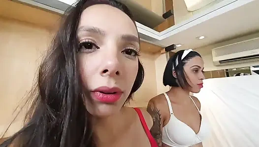 Karate kick and punch perfekte füße von anita Tompson und bella feh