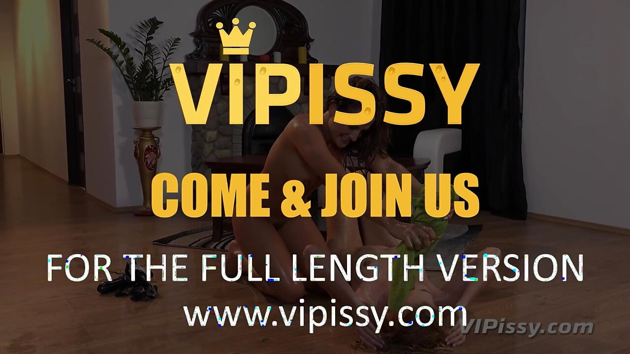 喜欢撒尿的女同性恋delphine和nicole Vice享受性玩具和穿戴式假阳具玩耍