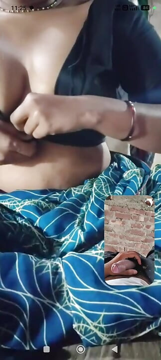 Desi ciocia ki chuchi na wideo