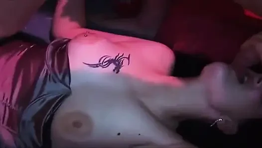 Olgun sarışın yoğun anal esneme seansında ıslak