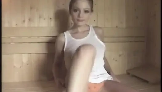Yaramaz hatun kyra tyelar ateşli saunada dildoyla oynuyor ve soğuk duşta sikiliyor