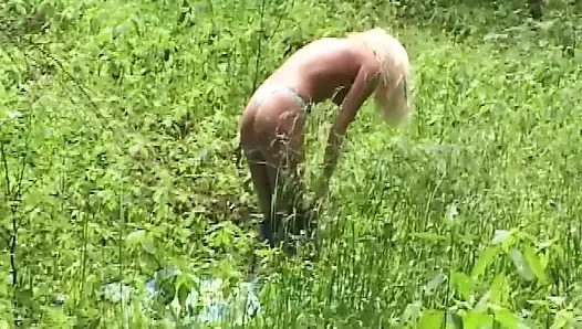 Cewek rambut pirang lagi asik fingering memeknya sampai dalam banget di hutan