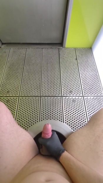 Crot sperma banyak banget di toilet rest area