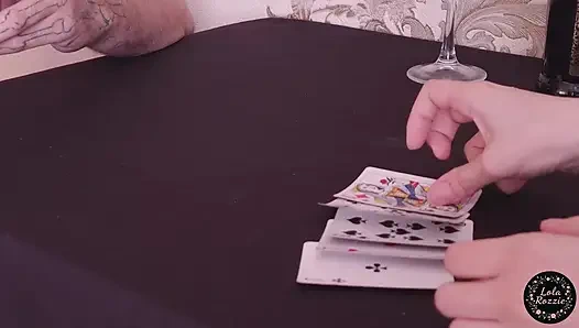 Kartlar, para, bir yarak. Kız kart oyununda soyunması için adama kaybetti ve sikildi