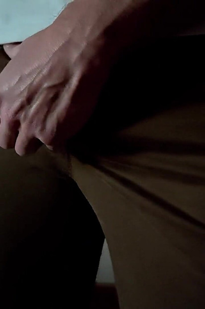 当爸爸独自在家并射在衣服上时, 他很无耻