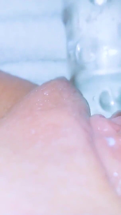 "İlk kez fışkırtarak amım için cam dildo kullanıyorum" dan unutulmaz an