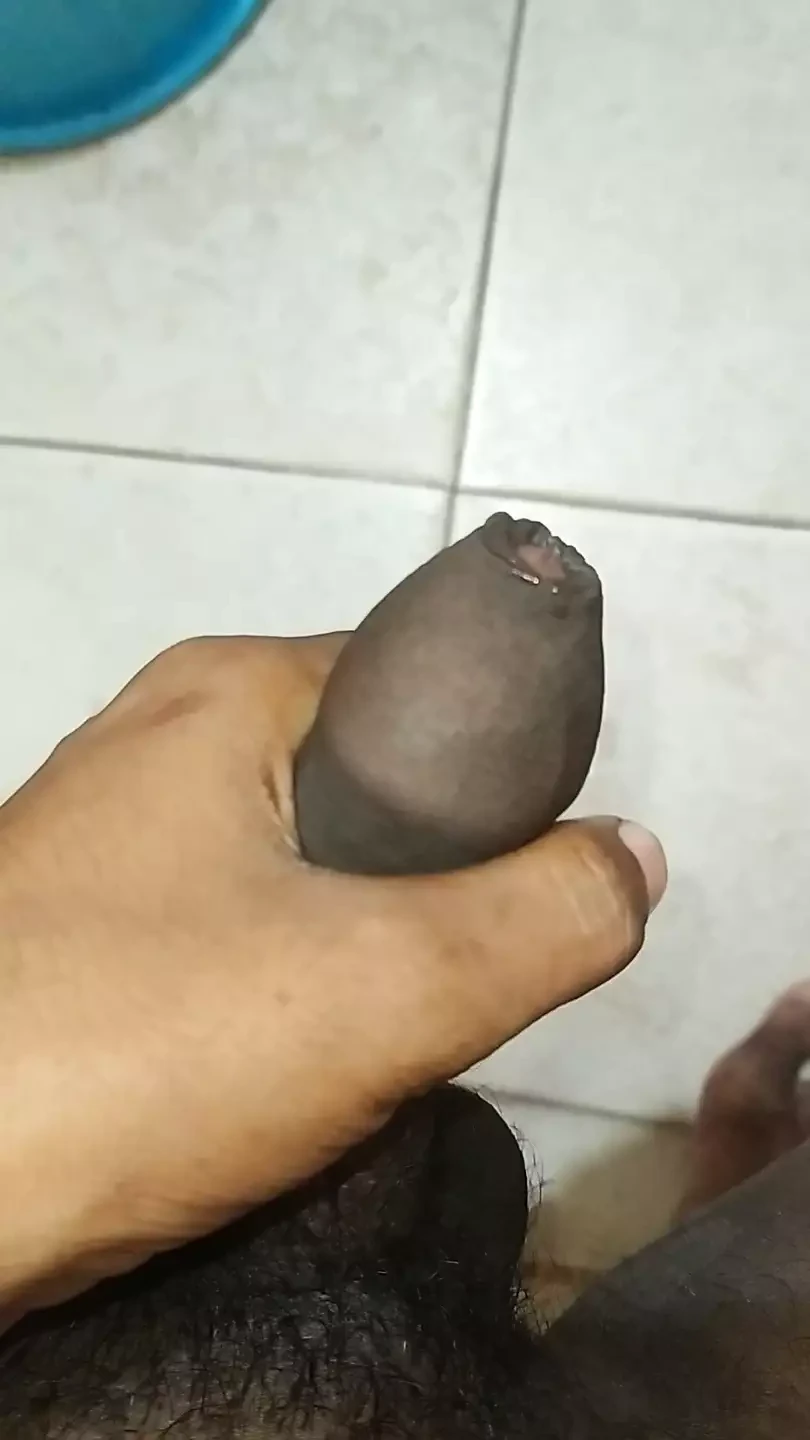 Gran polla negra masturbándose en el baño