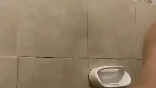 Selene sabunlu duş alıyor ve çok ateşli oluyor