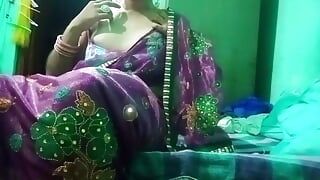 Pembe sari giymiş Hintli eşcinsel travesti göğüslerini çok sertçe bastırıyor ve sağıyor ve sert seksin tadını çıkarıyor