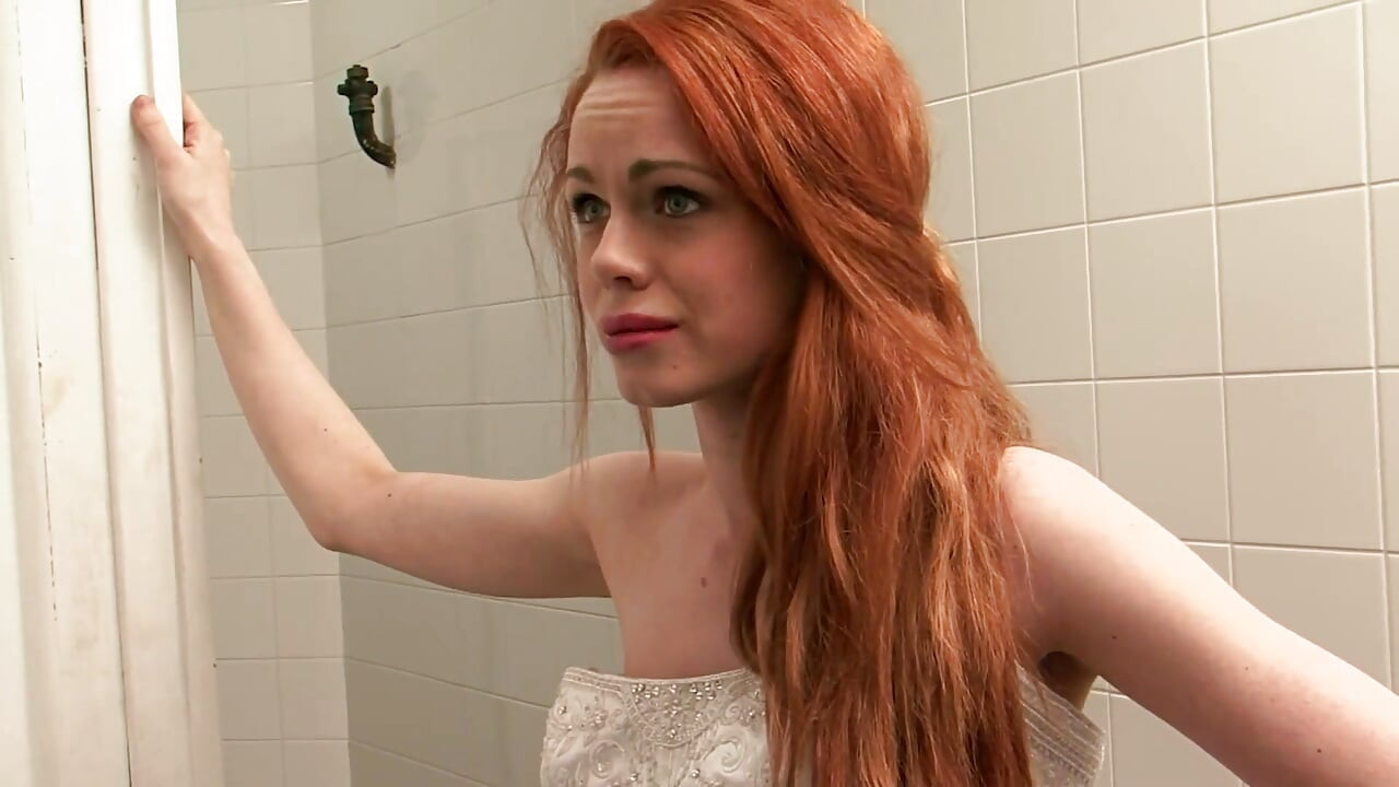 Betrügende ehefrauen szene-1 rothaarige Braut Ella Hughes wird mit den gästen draußen im badezimmer gefickt