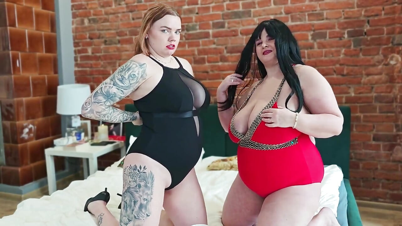 Zwei Üppige College-mädchen Rauchen Zigaretten Und Ficken Sich Gegenseitig Mit Einem Doppel-dildo.