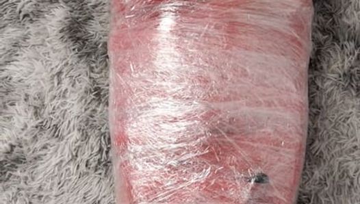 NANA mummificata con nastro di plastica rosso e poi giocato per orgasmi