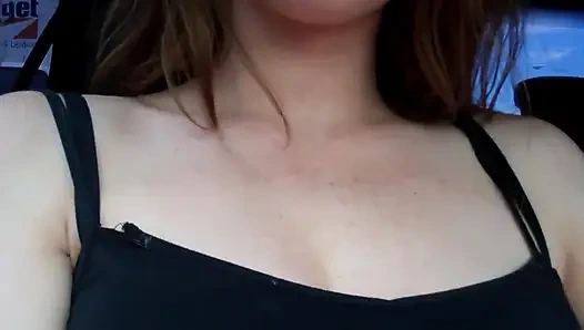 Youtube yıldızı yolda trafik yoğun olduğunda kendini teşhir etti