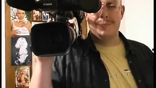 Brünette brünette schlampe in dessous und strümpfen wird muschi bezeugt und gefistet