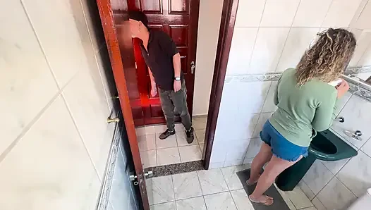Ein Verwandter reibt sich im badezimmer an seiner stiefnichte.