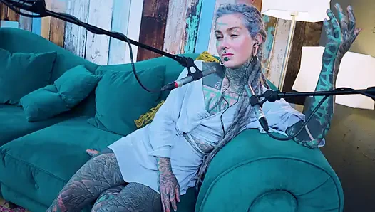 Ich spreche über F - Fear - ASMR podcast SFW spricht goth dünnes mädchen dreadlocks tattoo-modell inked mädchen