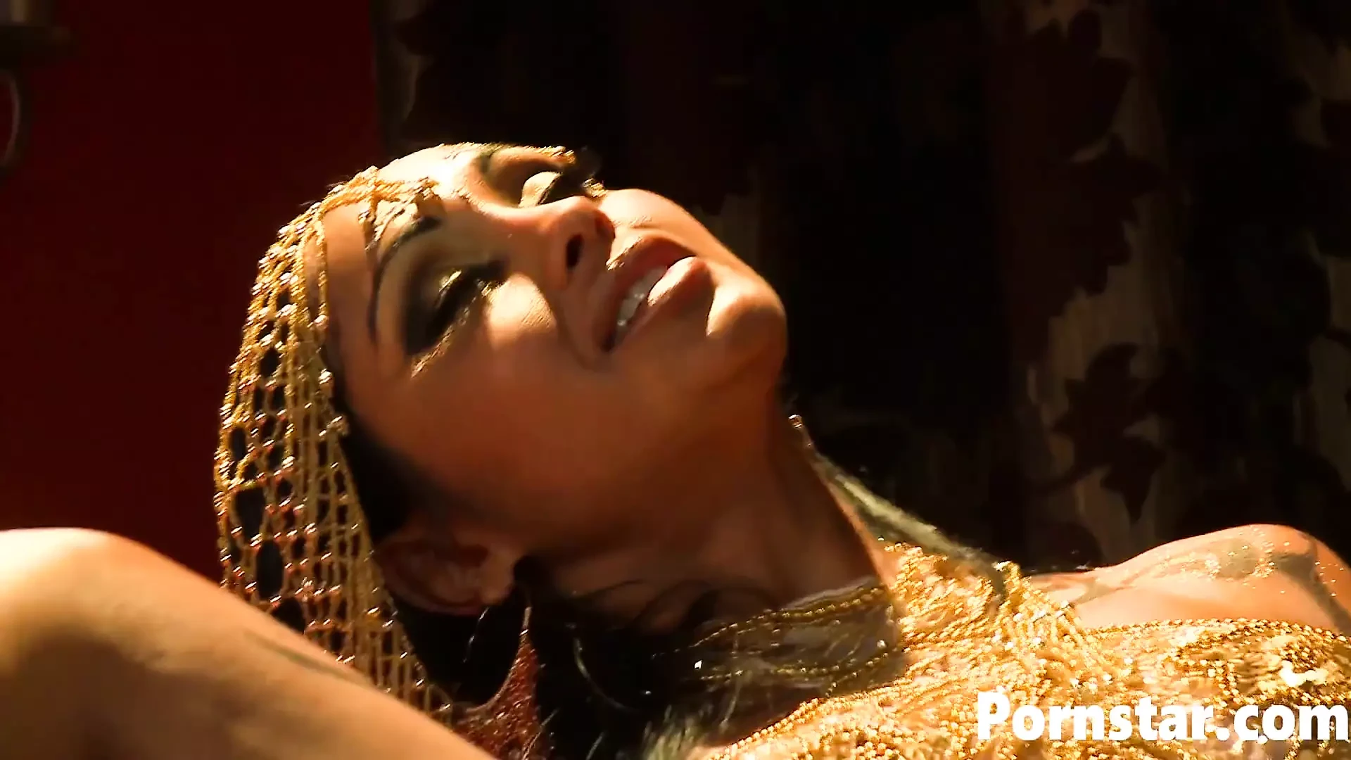 कामुक बेब Priya Rai की सोफे पर बड़े लंड द्वारा चुदाई