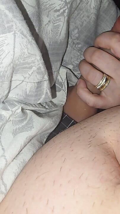 Stepsister saw stepbrother big dick of 9 inch and can't resist the handjob