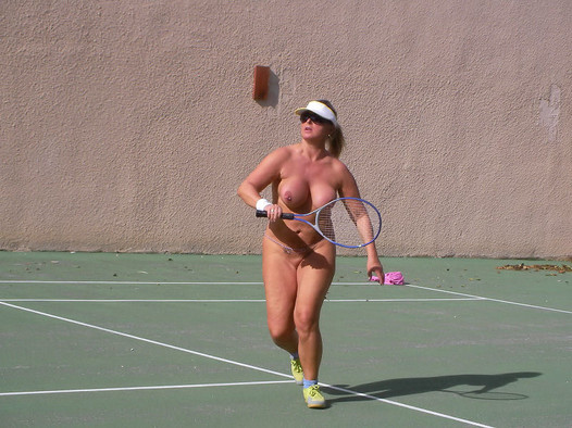 Nudo che gioca a tennis