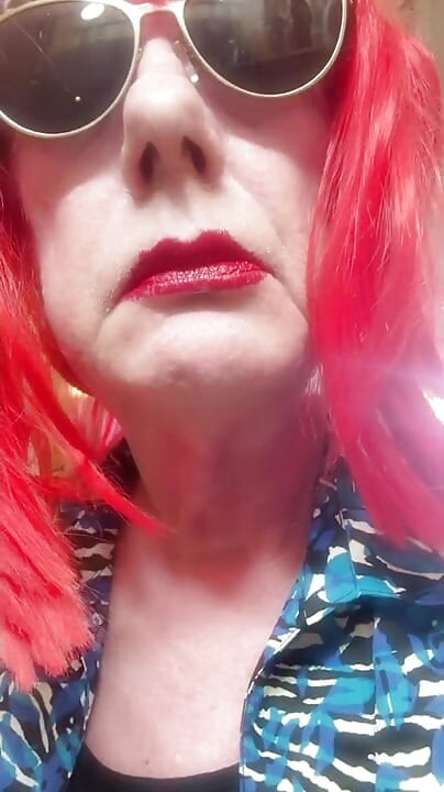 SMOKING VS120 MENTHOLS IN THE BATHROOM - PINK WIG, BLACK GLOVES