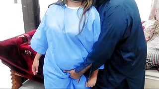 Un docteur pakistanais exhibe une bite à une infirmière qui se fait sodomiser avec un audio clair en hindi