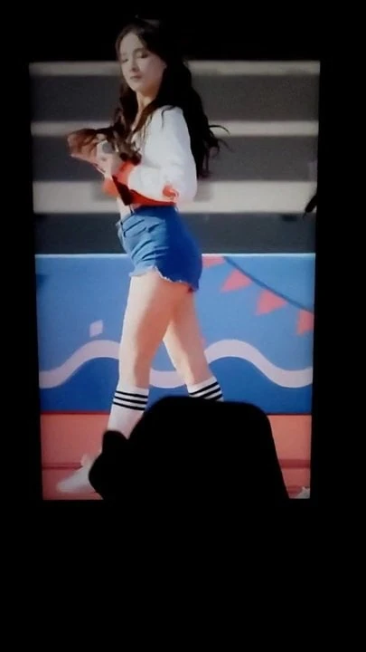 Momoland Nancy cum tribute