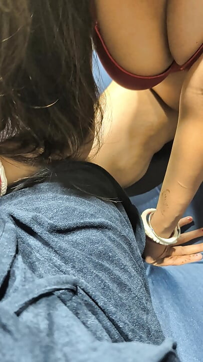 Mucama caliente habló sucio y golpeó duro en vaquera y misionero