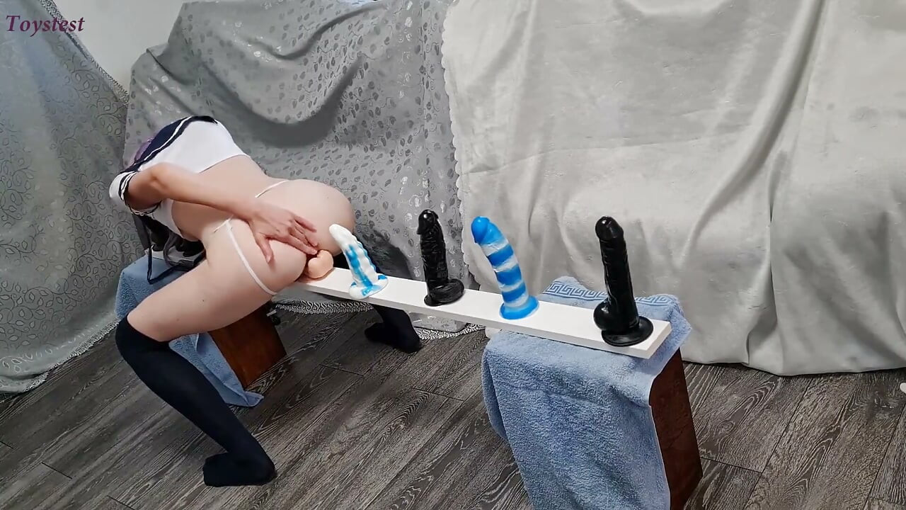 Flaca montando todos sus dildos, del más chico al más grande, hasta tener un orgasmo enorme