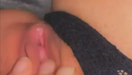 Aku fingering memekku sendirian sama kamu sampai orgasme