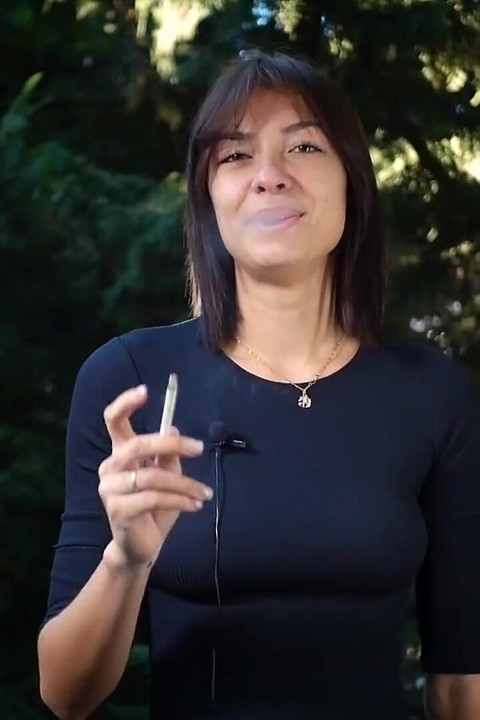 Sladká ruská kráska kouří cigaretu v přírodě