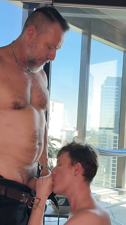 Australijski ojczym zostaje wydmuchy przez Benny Fox
