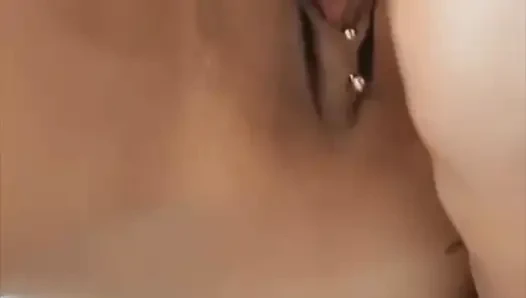 Lela Star скачет на большом черном члене в позе обратной наездницы