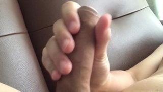 Masturbación con la mano con polla afeitada