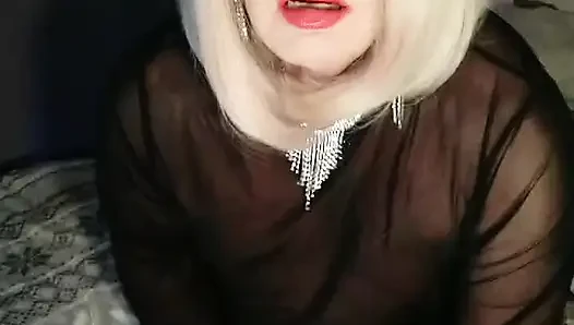 Kabarık meme ucunun trans kızı oynuyor
