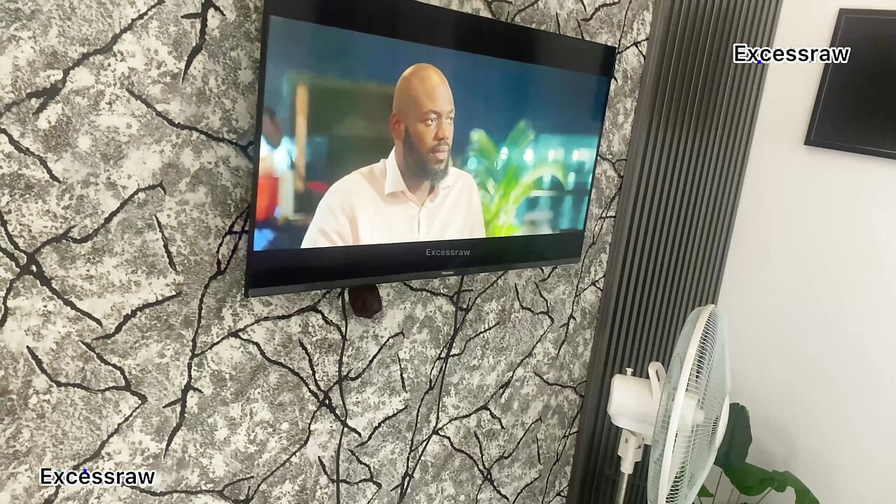 Quando pensei que poderia relaxar, ela trouxe o caos que amo secretamente.