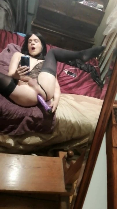 CD banci Karly mengongkek lubangnya dengan dildo