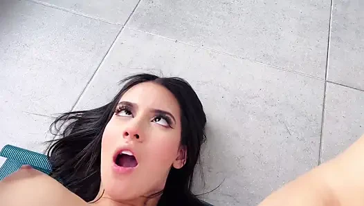 Aku lagi asik olahraga bareng temanku yang lagi hamil