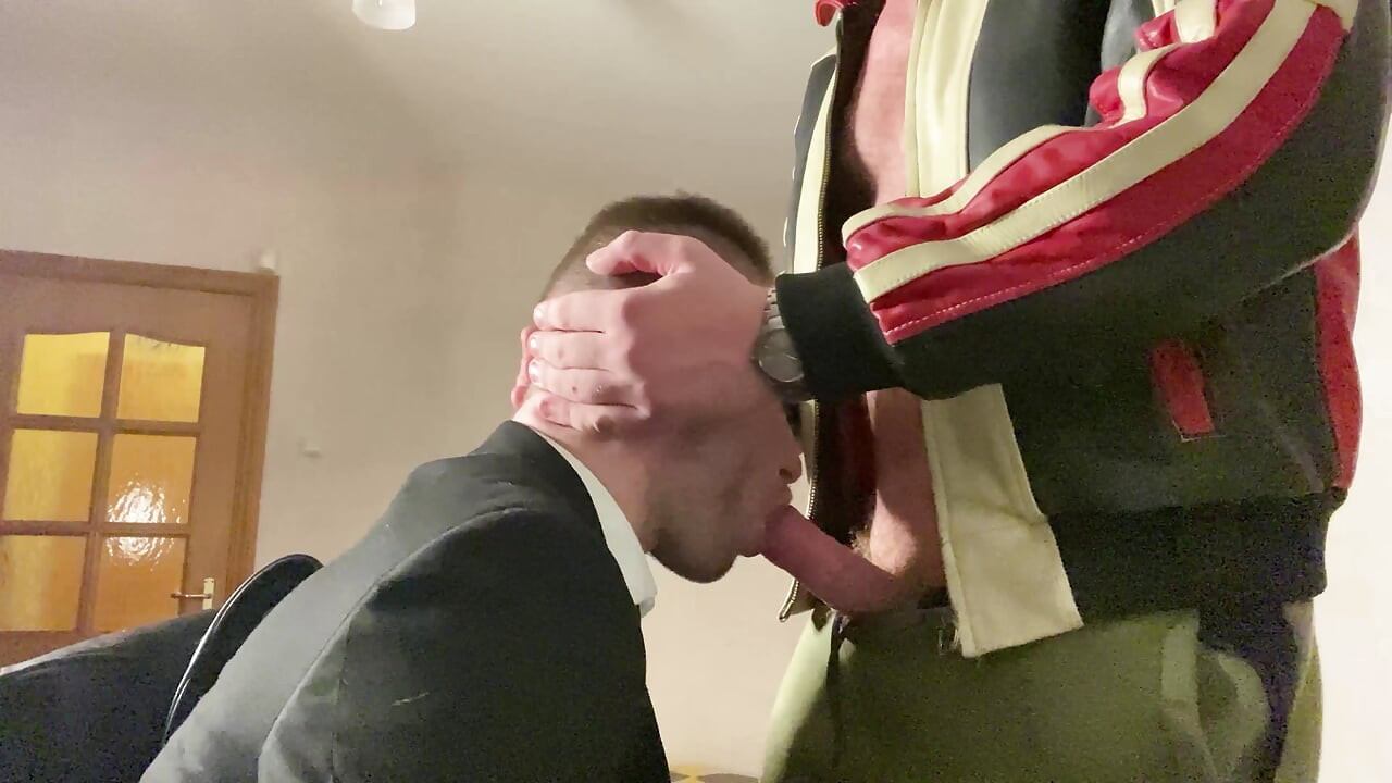 パート 1.スーツを着たキンキーシリウスは、口と革のジャケットを着たクマで思いっきり運動します