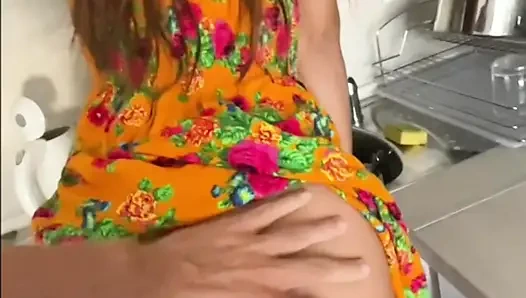 Грубый трах с кримпаем - покорную тинку трахнули на ее кухне, Yoya Grey