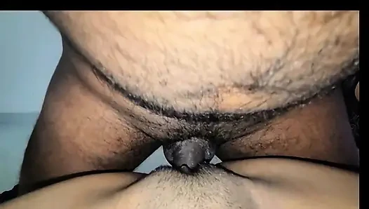 Net sesli ateşli Hintli üniversiteli kız otelle sikişiyor