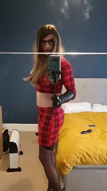 Pokazujem crvenu tartan suknju