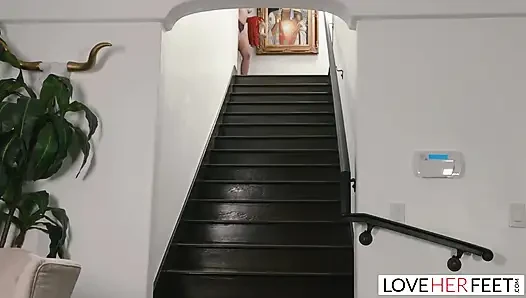 Ateşli lezbiyenler ve ateşli ayak oyunuyla fışkırtarak orgazm oluyor